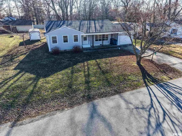 110 Hickory St, Flora, IL 62839