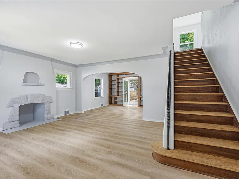 2433 Georgetown Ave — Photo 3