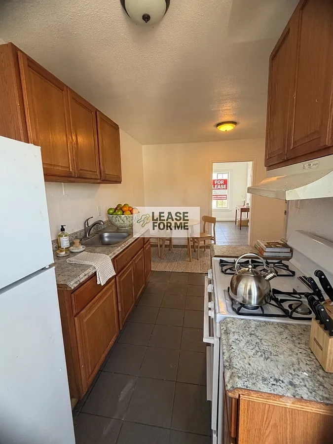 841 W. Florence Ave - Spacious 2BR/1BA Apartment in South Los Angeles | Small Pets Welcome | Prim... — Photo 4