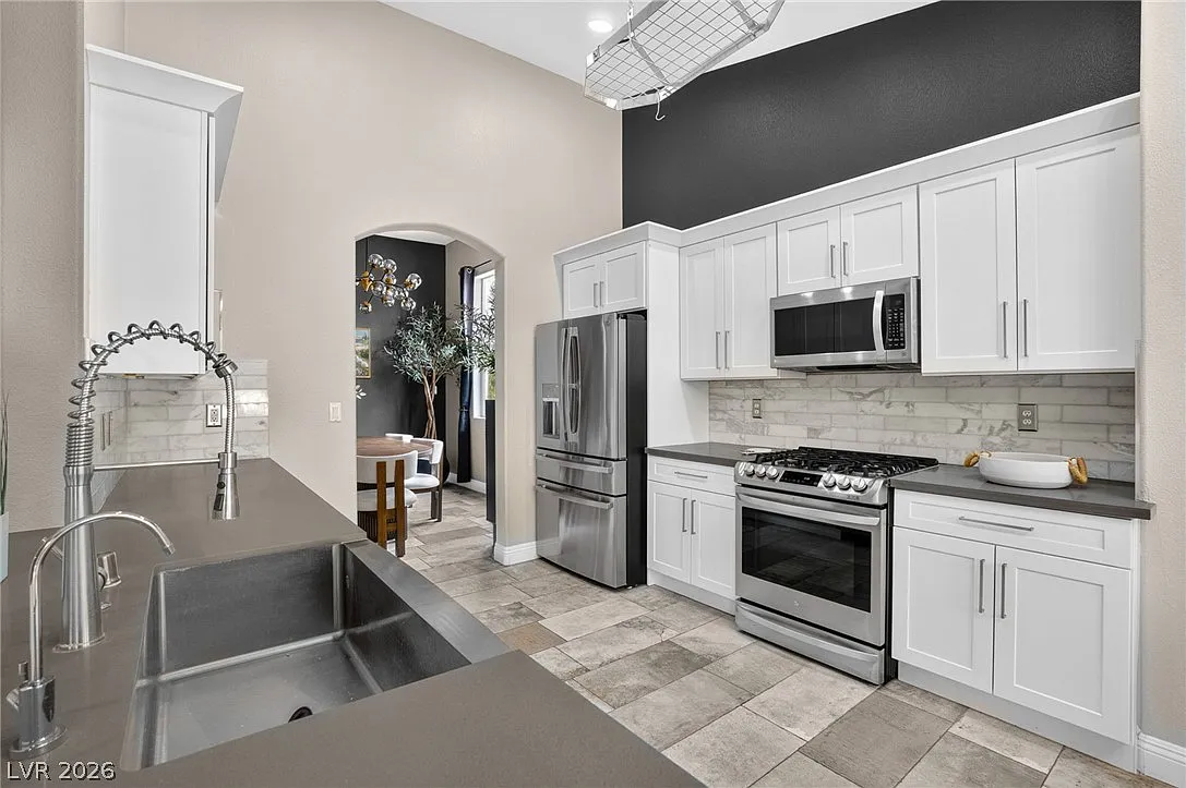 3 bed, 2.0 bath, 2505 sqft, $6,000 — Photo 4