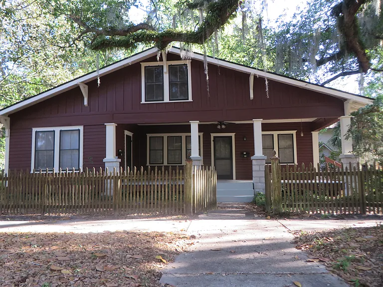 813 NE 3rd Ave — Photo 1