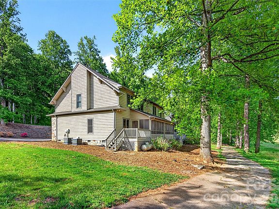 4th image of 307 Blue Ridge Dr S #4