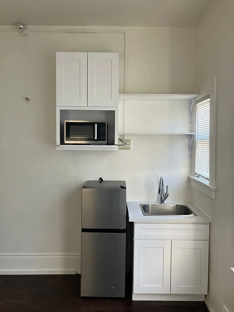 Top Floor, Private Room (SRO) Available! Laundry On-Site! — Photo 3