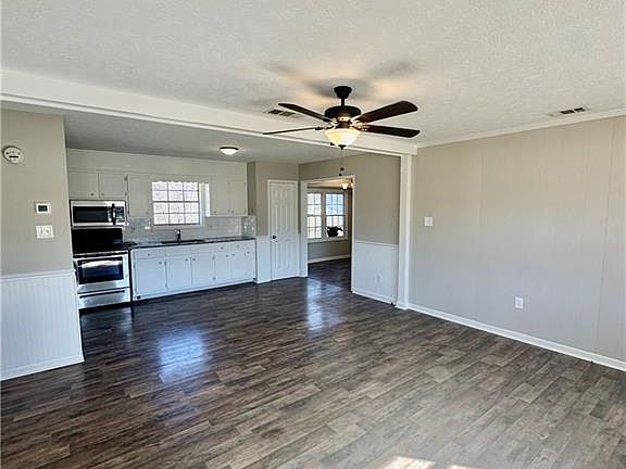 2nd image of 501 Lee Byrd Rd