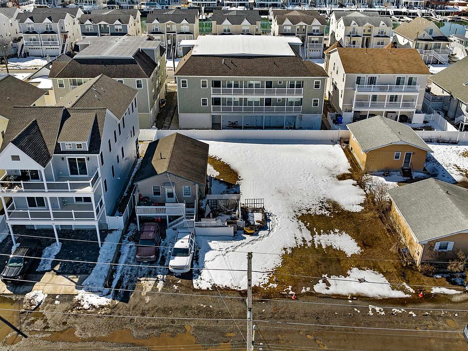 1st image of 514 W Baker Ave