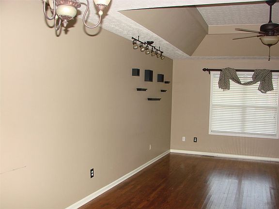 5th image of 3291 Cave Springs Ave
