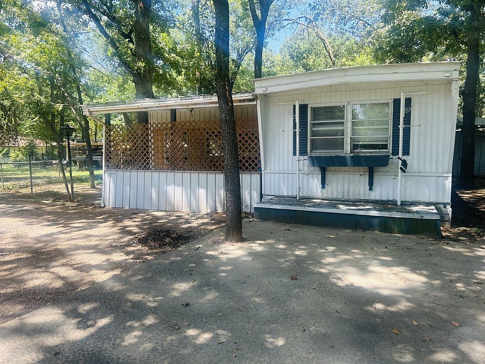 1st image of 305 Live Oak Ln