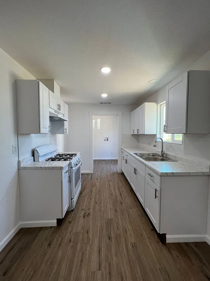 3bd/1ba unit and NEWLY remodeled!! — Photo 2