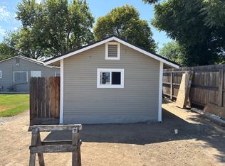 1420 S Linwood St #B, Visalia, CA 93277