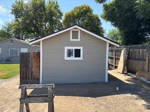 1420 S Linwood St #B, Visalia, CA 93277