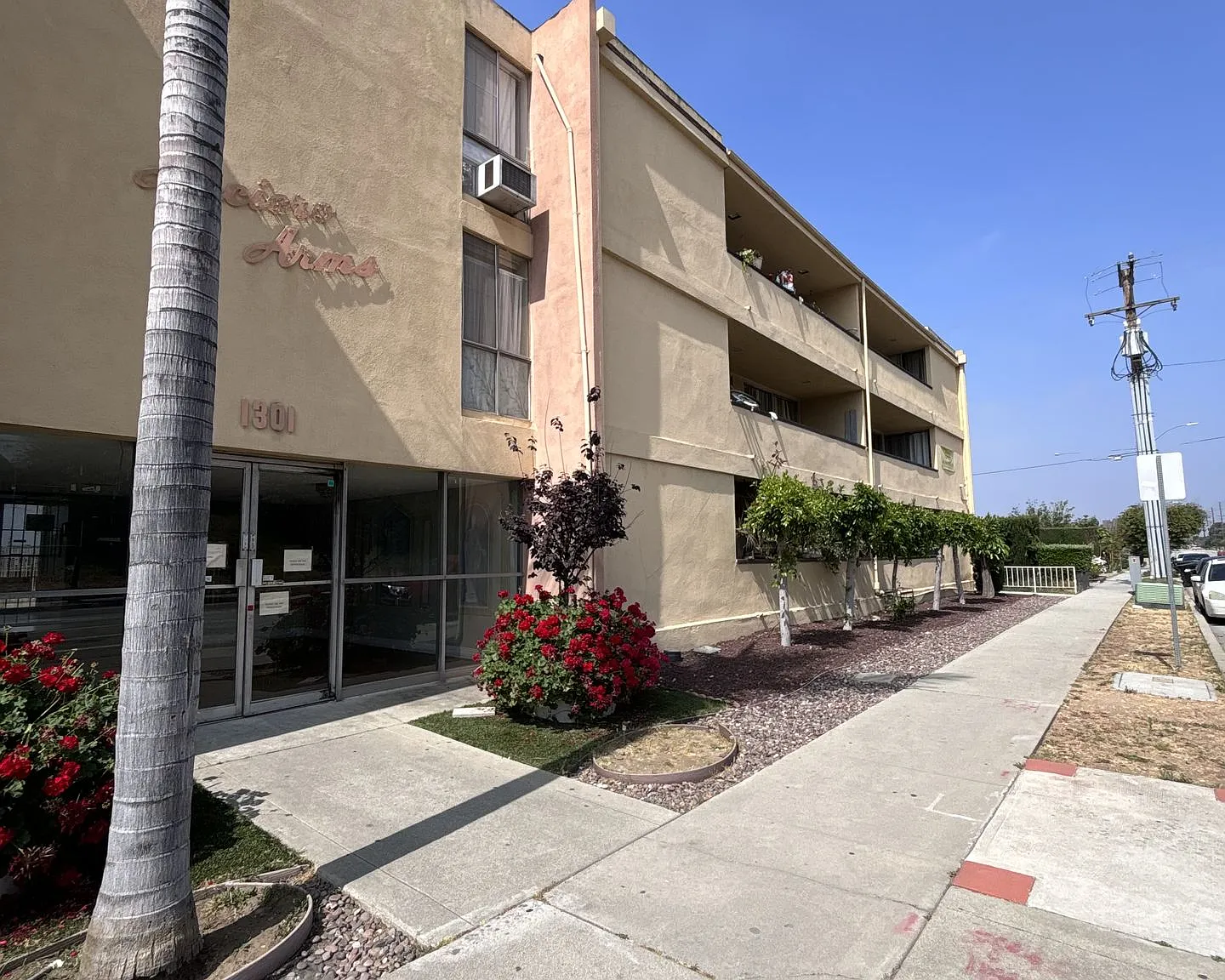 3 Bed 2 Bath with 1 Assigned Parking- Montebello Apartment — Photo 2