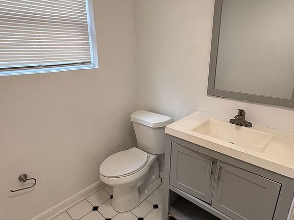 4th image of 219 Hillcrest Ave APT B