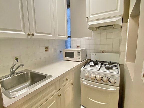 3rd image of 318 E 78th St APT 19