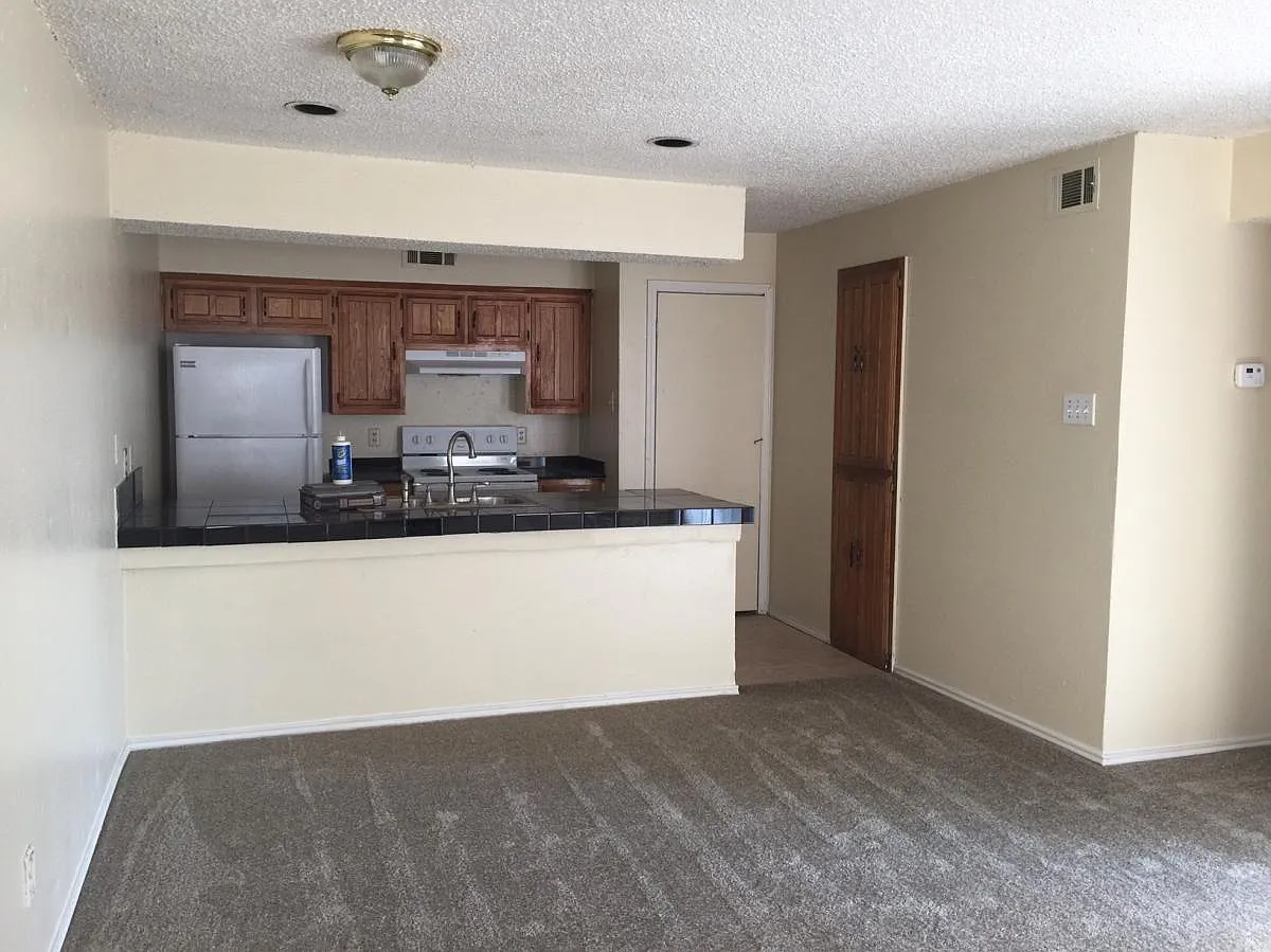 2 bed, 940 sqft, $1,360 — Photo 4