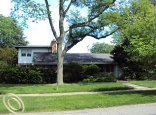 25322 Parkwood Dr, Huntington Woods, MI 48070