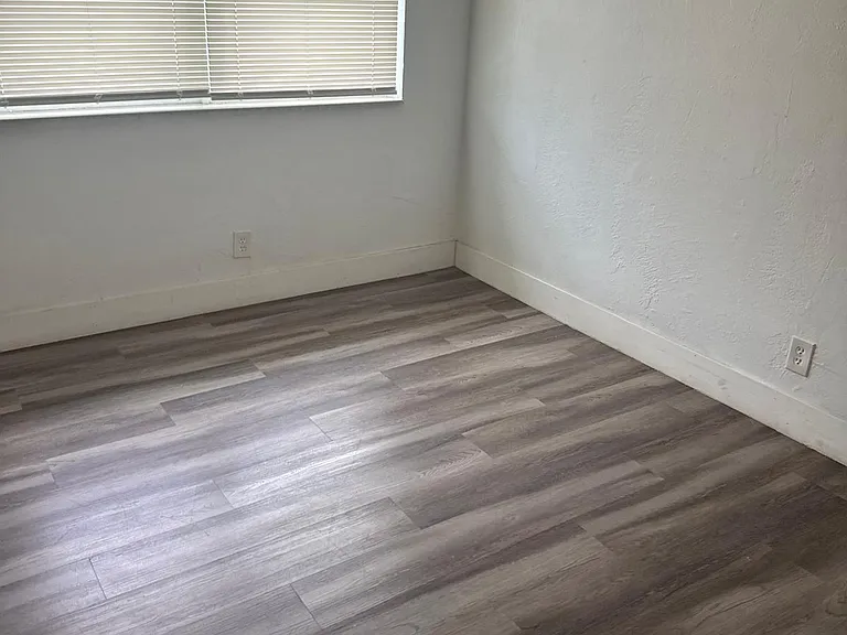 5521 SW 34th St #2 — Photo 3