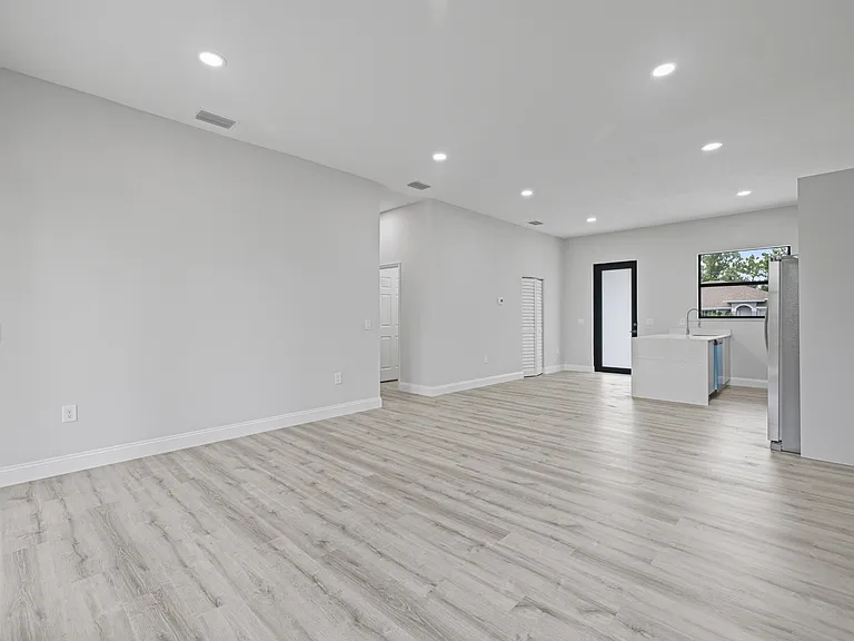 4458 29th St SW — Photo 14