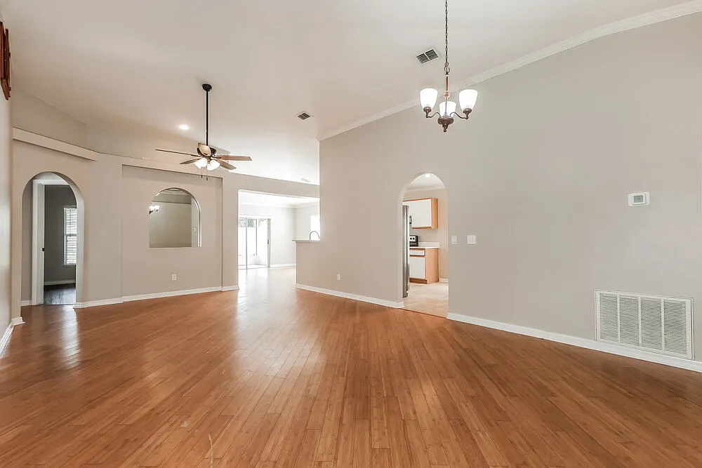 4 bed, 2.0 bath, 1874 sqft, $2,105 — Photo 4
