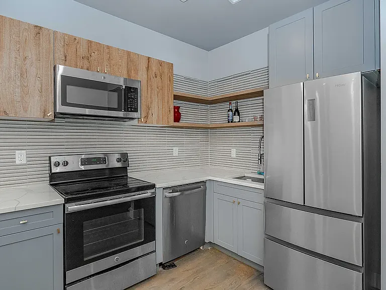 484 Harman St #2L — Photo 12