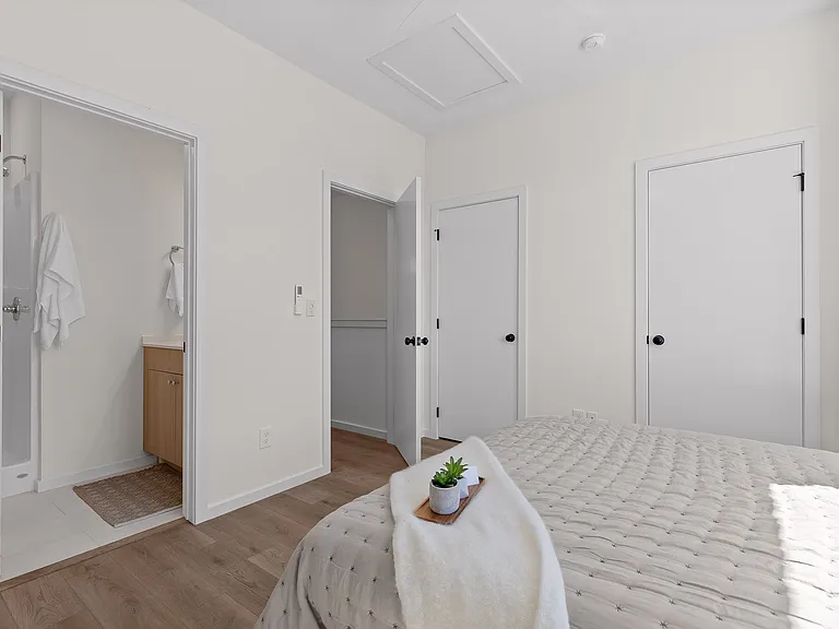 105 E Oldham Ave — Photo 16