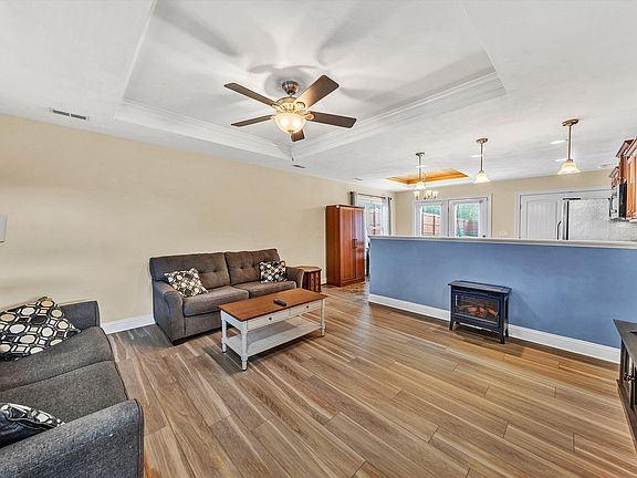 5th image of 821 Summerdean Ave