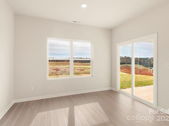 5th image of 3327 Fox Hall Dr