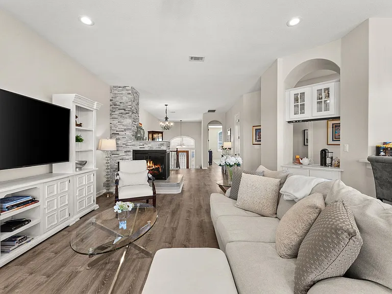 319 Lombardia Dr #21B — Photo 5