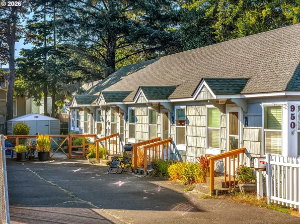 950 S Edgewood St, Seaside, OR 97138