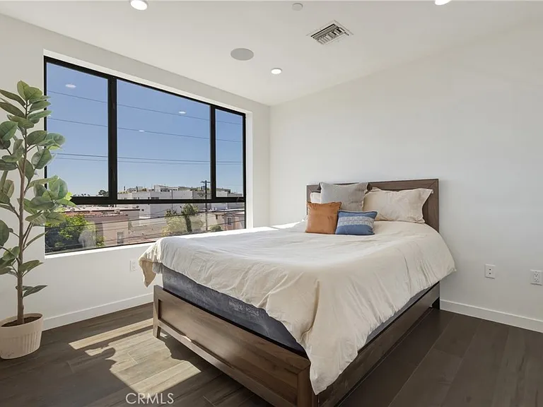 1301 Tamarind Ave — Photo 15