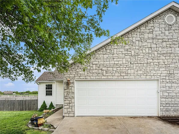 2010 Rock Creek Ct, Tonganoxie, KS 66086