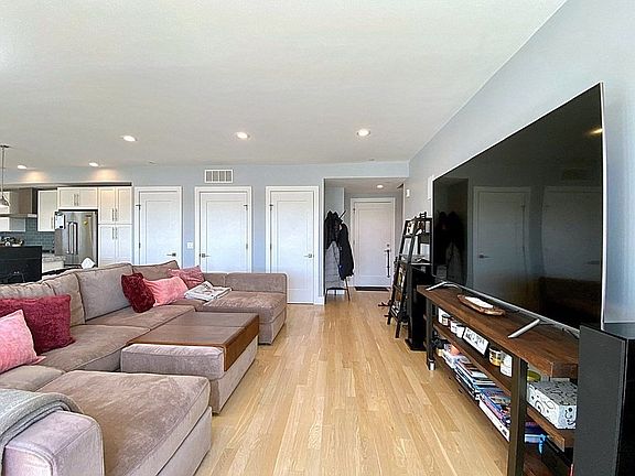 4th image of 150 W Broadway Penthouse 4
