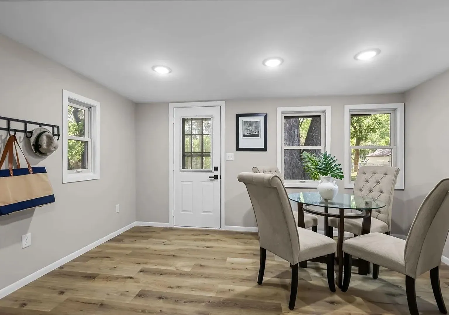 Spacious *4Bed*2 Bath over 1595 Sq Ft. Great location Avail NOW! — Photo 3