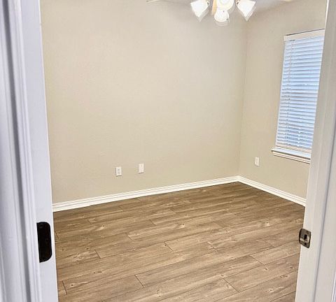 2nd image of 502 Oakridge Dr