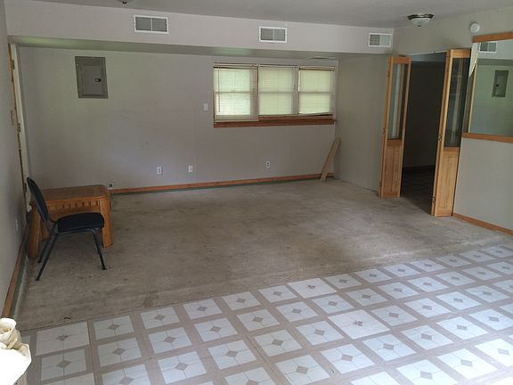 Apt D studio - bedroom
