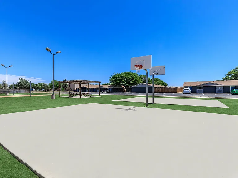 Oak Creek Apartments — Photo 4