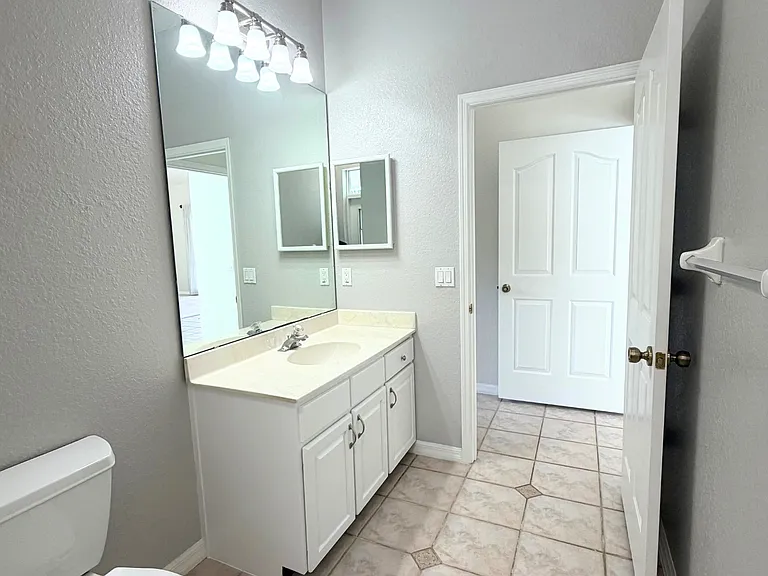 1722 Markham Glen Cir — Photo 11