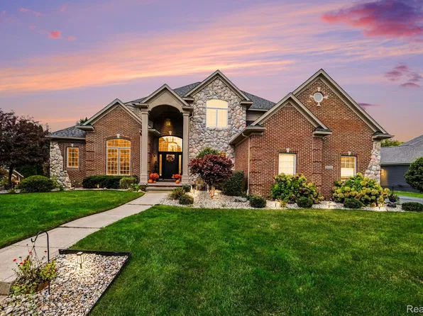 6043 Brookstone Ln, Grand Blanc, MI 48439