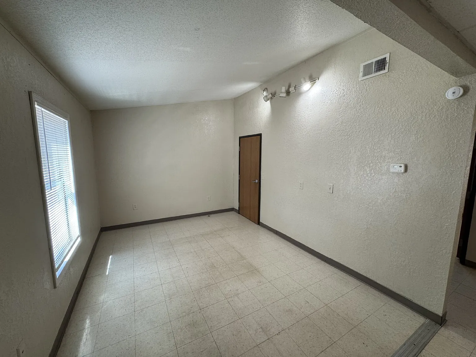 2 bed, 1.0 bath, 750 sqft, $700 — Photo 2