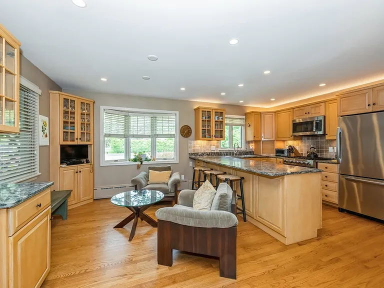 102 Hand Ln — Photo 3