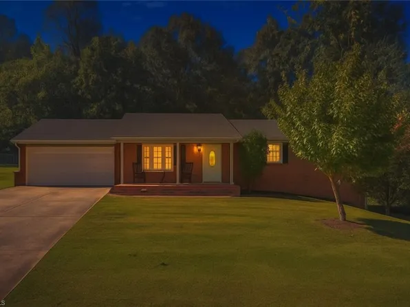 121 Pleasant Dr, Thomasville, NC 27360