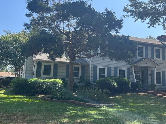3rd image of 816 Colonial Cir