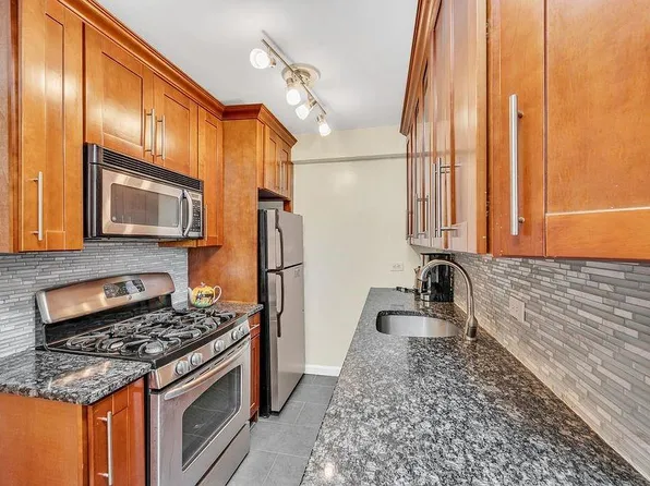 61 Oliver St #3J, Brooklyn, NY 11209