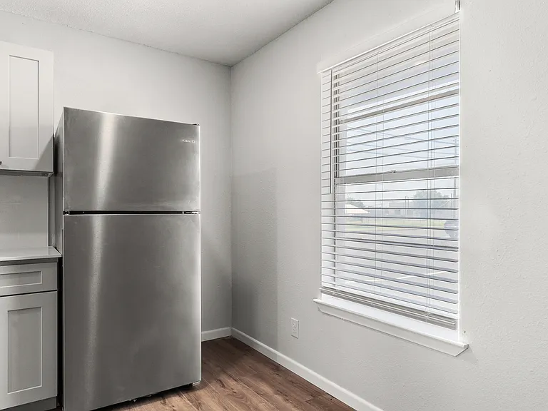 405 Root Ave #13 — Photo 9