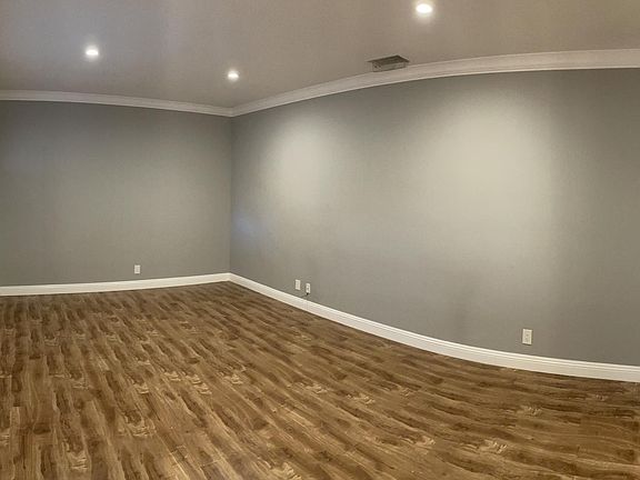 3rd image of 11470 Moorpark St #5