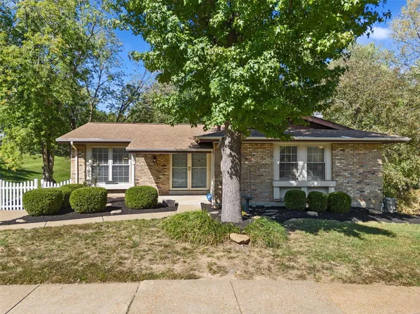 679 Walnut Point Ct, Ballwin, MO 63021