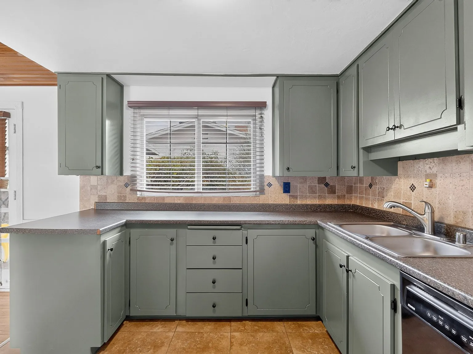 3 bed, 1230 sqft, $2,300 — Photo 4