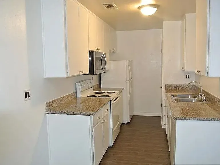 1608 Sycamore Dr #2 — Photo 3