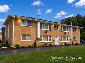 918 Parkwood Dr, Joliet, IL
