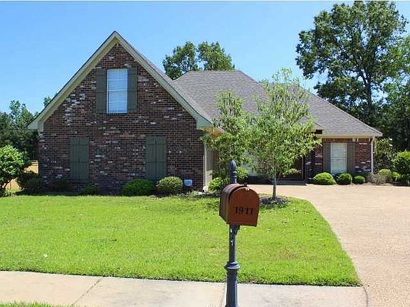 3rd image of 1911 Eastridge Cir