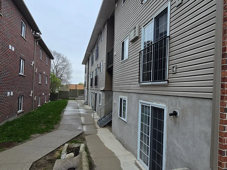 274 Highland Rd E #10 — Photo 1